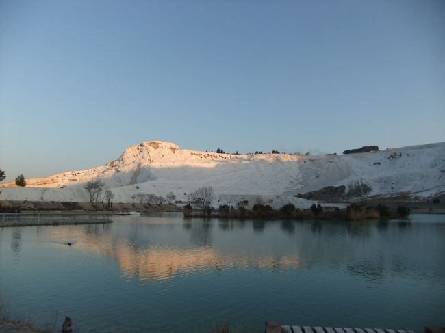 パムッカレはホテルからすぐ近くだったみたいで、寝る間もなく到着。<br /><br />き…きれい