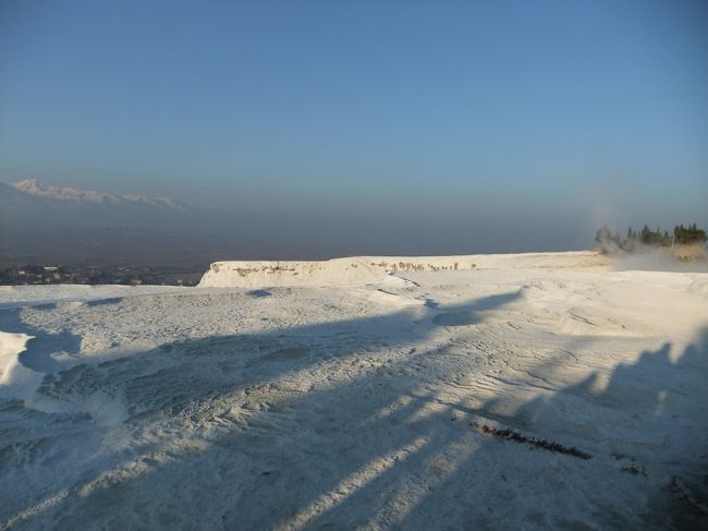 上の方まで行くと！こんな景色！<br /><br />石灰棚です。寒いんですけど雪ではないんです。