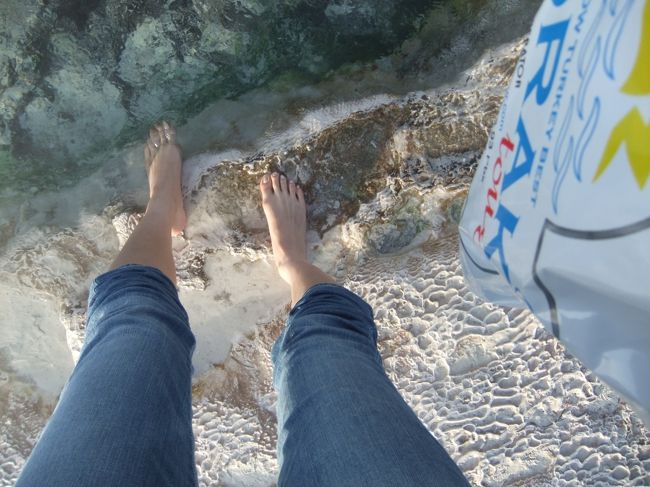 足湯タイム。<br /><br />気持ちいいです…！<br /><br />でもこの足湯行くまで裸足で石灰棚の上を歩くんですが、足凍結するかと思いました。<br />