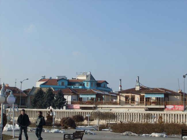 街並み。<br /><br />家？かわいい。<br /><br />ここから「コンヤ」という街まで移動します。長かった…。<br />雪もかなり積もってました。<br /><br />