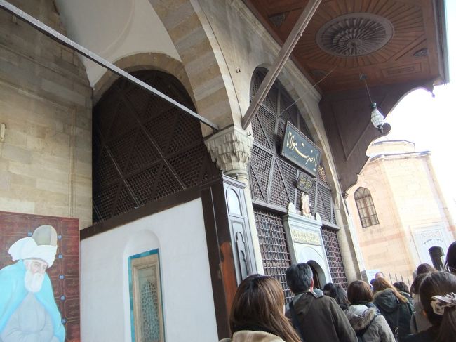 次にメヴラーナ博物館へ。<br /><br />メヴラーナ教の総本山とのことですが。<br />メヴラーナ教知らねぇし。<br /><br />ここ私は苦手でしたねぇ。<br /><br />中は撮影禁止です。ムハンマドのあごひげが収められた箱があって、その周りでお祈りしてる方がめっちゃいました。