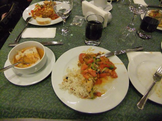 この日のご飯、ホテルバイキング。<br /><br />もはや定番の野菜と米、そしてスープ。おいしいです。