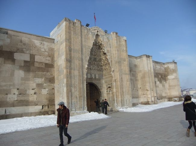 早朝すぐコンヤからカッパドキアへ移動。<br /><br />朝食を撮り忘れるミス。<br />でももはや毎朝同じような食事なんでいいですよね。笑