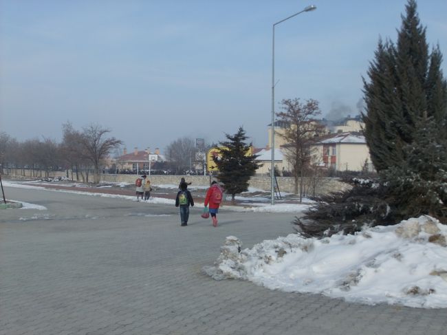 トイレ休憩でとまった町。<br /><br />近くに小学校があるみたいで子供たちがいっぱい。<br /><br />ガイドさんから習ったトルコ語で挨拶したら、返事してくれました。<br />優しいですね。かわいいですね。