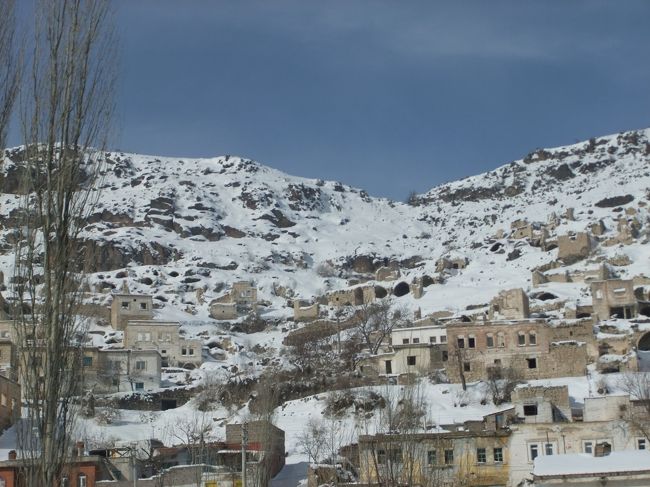 雪すごすぎ。<br /><br />これらは洞窟の家だそうです。なんかトルコー！って感じ！