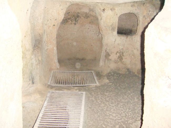 まずはカイマクル地下都市に行きます。<br /><br />写真では雰囲気が伝わらないですね。<br /><br />もうアリの巣のように地下都市が広がっています。