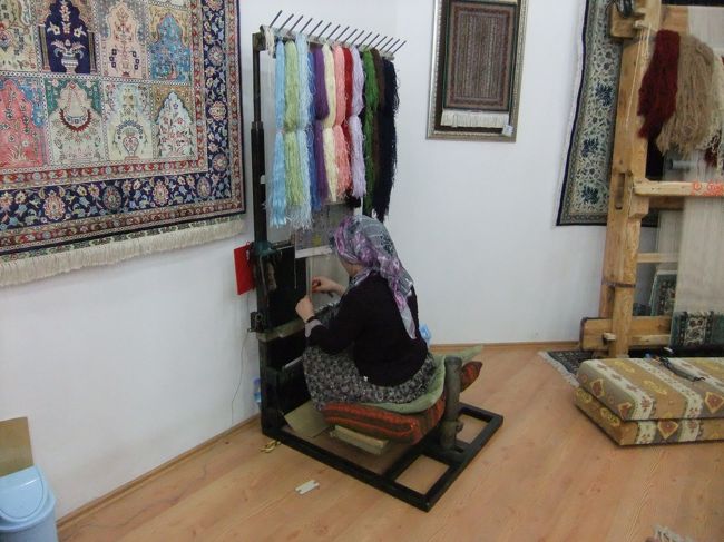 次は絨毯屋へ。<br /><br />ツアーの絨毯屋なので、作ってるところとか見せてくれます。<br /><br />トルコ絨毯すごいー