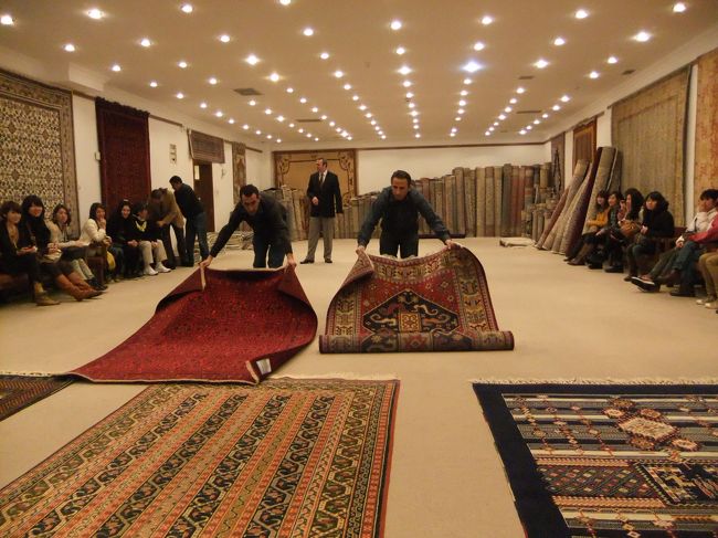 奥の広い部屋に通されて絨毯売りが始まります。<br /><br />チャイも振る舞ってくれます。