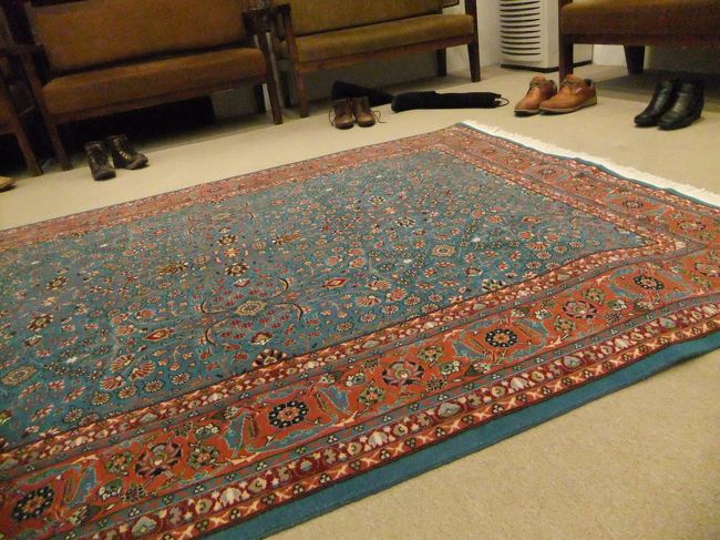 やっぱり高い。<br /><br />ツアーに組み込まれた店でも割と売りつけてくるんですよね。<br />ちょっとそういうとこ嫌。<br /><br />こちらも慣れたもので、お金ないです。買えないですの一点張り。<br /><br />…買えるわけない。もはや家の雰囲気に合わない。<br /><br />店側も若者は買わないと悟ってるのでしょうね。ちょっとしたらすぐ年配の方に話しかけてました。笑