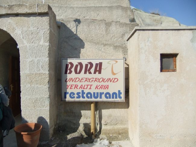 ランチへ。<br /><br />有名な洞窟レストランです。