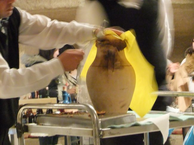 壺焼きの壺割るとこを見せてくれる。