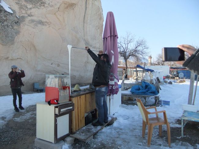 トルコアイス屋もある。<br /><br />寒い中ご苦労様です。