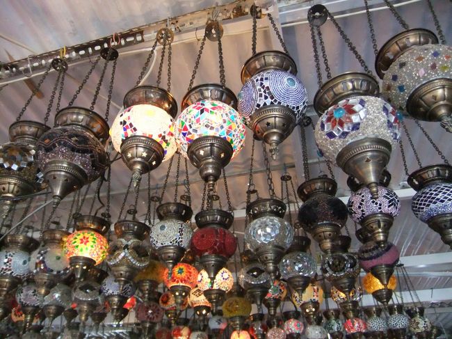 ここでランプ屋発見。<br /><br />3000円くらいでした。