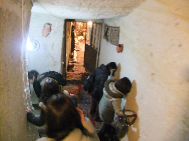 ここで一般の民家（洞窟住宅）でお茶を頂く。<br /><br />ツアーに組み込まれていたものです。<br /><br />