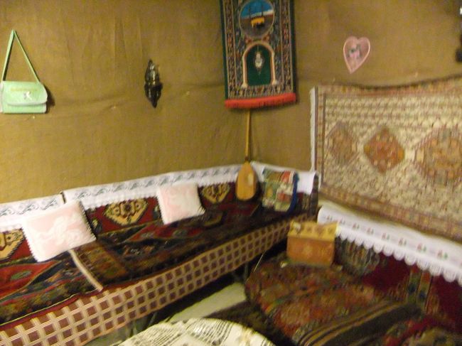 ここで手編みで作られた手袋とか靴下、クッションカバーとかも買えます。<br />安くてかわいいです。