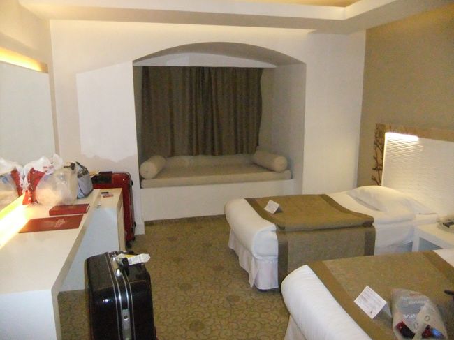 民家を後にして、ホテルへ。<br /><br />ここが一番きれいで豪華なホテルでした！<br /><br />部屋広い！