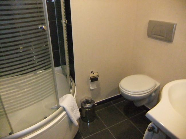 お風呂がもはや四角じゃない！<br /><br />広かった…！<br /><br />カッパドキア来たらまたこのホテルがいい！<br />名前忘れたけど…笑<br /><br />この日はディナーも撮り忘れ、就寝です。