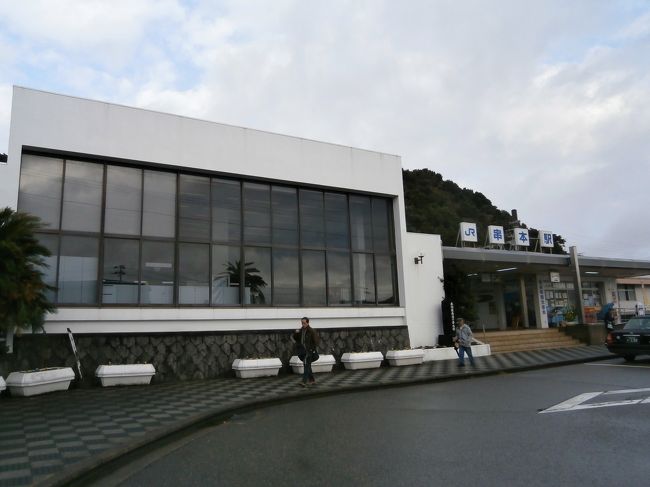 紀勢本線をひたすら南下し、海が見えてきます。<br />途中、串本駅で１２分程度の停車時間があったので、一休み。