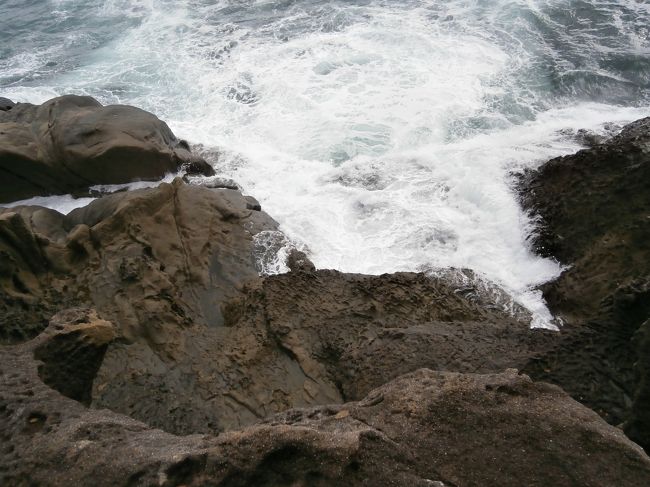 波の勢いを半端ないな〜。<br />足元近くまで来るような場所も中にはあります。