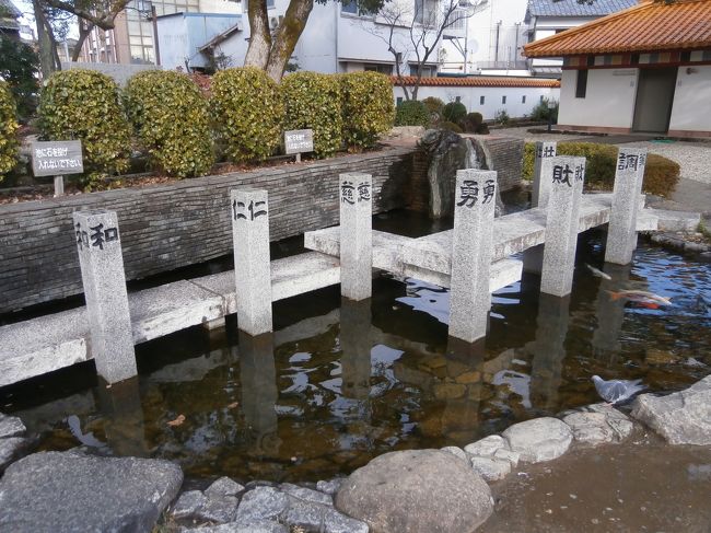 中はこんな感じ。<br />表の門を見ると、中はそう大きくはないようです。<br />ちなみに、園内には売店もあり、レンタサイクルもできます。