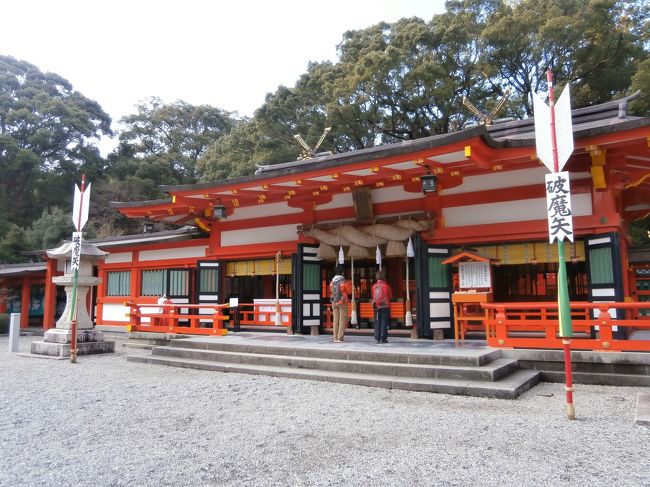 社殿は鮮やかな朱色をしています。<br />なぜか、大きな破魔矢が両サイドにあり、存在感を放っていました。
