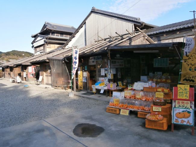 江戸から昭和にかけて熊野川河川敷に並んだ商店を再現した川原家横丁です。<br />みかんや各種お土産を売る売店として利用できるようです。