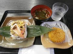 腹が減っては戦ができないということで、バスターミナルの２階のレストランで、郷土料理の岩国寿司とれんこん天をいただきました！
岩国寿司は具材がしっかりと詰まっていて、美味しかったです。
