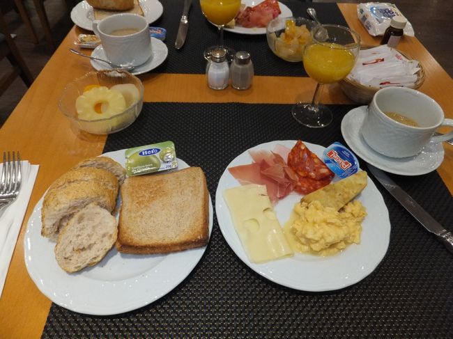 今日はゆっくりめ。<br />６：３０頃起床、７時過ぎに朝食。<br />出発は９：００。