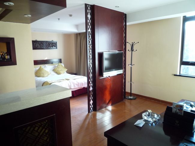 お部屋は一番安いビジネススイート。<br />明るくて広さは十分。<br />液晶テレビをはめ込んだパーテーションでリビングとベッドルームが軽く仕切られてます。<br />