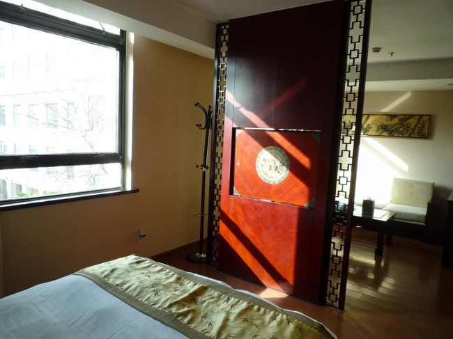 冬の日差しが気持ちいい。<br />窓は中庭に面していて静かです。<br /><br />ただ細かいところはちょっと中国的な、ホコリかぶった感はある。<br />しかし淮海路のど真ん中でこの広さで7000円はお得。<br /><br />
