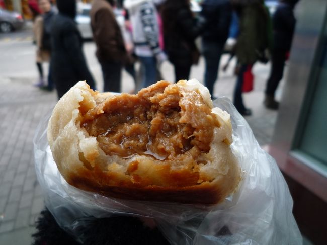 「鮮肉月餅」一個3元（42円）をゲット〜。<br />焼立てのホッカホカ♪<br />パリサクの薄い皮にジューシーな肉あんがギッシリ〜〜♪<br />肉肉しくてうまい！<br />癖のある香辛料なんかは使ってなくて肉直球ストレートなウマさ！<br />