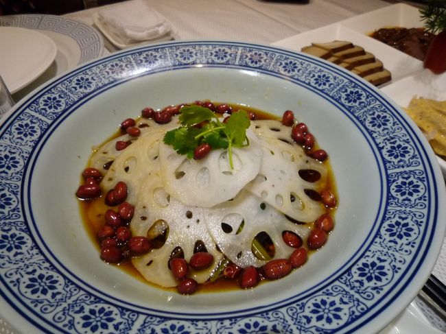 今回は中高時代の同級生とその娘（９歳）も加わっての５人旅なのだ！<br />無事合流。<br />さあ最初のご飯は北京ダック行くど〜！<br />有名どころは何度も行ってるので、今回は初めての店へ。<br />『老北京前門?斧鴨』<br />http://www.shanghainavi.com/food/374/<br /><br />「胡同炮拌菜」<br />レンコンの下に春雨や青菜が隠れてる。<br />日本的な酢の物の味付けなので、ちょっと中華テイストが物足りない？<br />ノラにはパンチ不足です〜。<br />