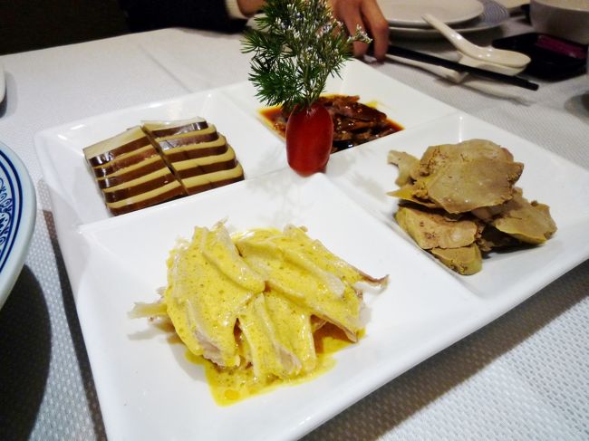 「鴨の４種前菜」<br />鴨の水かき＆芥子ソース、鴨フォアグラ、鴨肉辛味和え、豆腐漬け<br /><br />フォアグラがめっちゃおいしい！！！<br />ねっとり濃厚〜〜強烈な旨味！<br />単品で追加注文すればよかったなあ〜〜。<br />水かきは無味無臭。コリコリムニムニした食感を楽しむ食材だね。<br />鼻に抜ける芥子ソースがよく合ってました。<br />豆腐はみそ漬けかな？燻製かな？しょっぱくなくておいしい♪<br /><br />鴨屋だけに鴨の前菜は頼んで大正解でした！<br /><br />