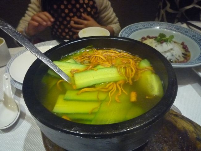 メニューに大きな写真が出ていてお勧めっぽかったので頼んだ一品。<br />「石鍋胡瓜」<br /><br />おおーやっちゃった？不思議な料理が来たぞ〜！<br />清湯スープに胡瓜スライスがヒラヒラ泳いでます。<br />ただのキュウリ入りの中華スープって感じ。<br />加熱した胡瓜のシャクッと感を楽しんでってこと〜？<br />アツアツでなきゃって料理でもないのに、なぜに石鍋に入って供されるのか謎・・・