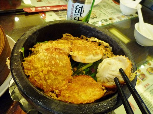 羽根つき餃子を裏っかえすとちゃあんと小龍包でした〜♪<br />その下にはニラと玉ねぎ炒め。<br />小龍包はかじると肉汁ジュワ。<br />でも入っているはずの蟹粉の味は全然わからんぞー。<br />そして野菜炒めに油いっぱい使ってて油っこい。<br />ビジュアル的には派手な料理だけど、お味は一押しされるほどではない。<br /><br />