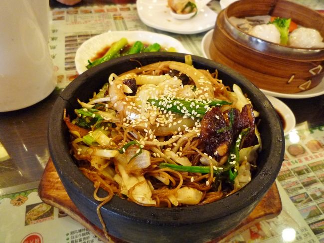 「石鍋?峭味炒米粉」　豚ハム入り炒めビーフン　　　28元（390円）<br /><br />昨日の北京ダック屋の石鍋胡瓜といい、上海の飲食店では近頃石鍋料理が流行っていると見た！<br />こちらのビーフンも石鍋でドーーーン。<br />石鍋は焦げ付きやすいから油をいっぱい使っちゃうんでしょう、<br />これも油っこい。。<br />味も大味でお勧めしません。<br /><br /><br />