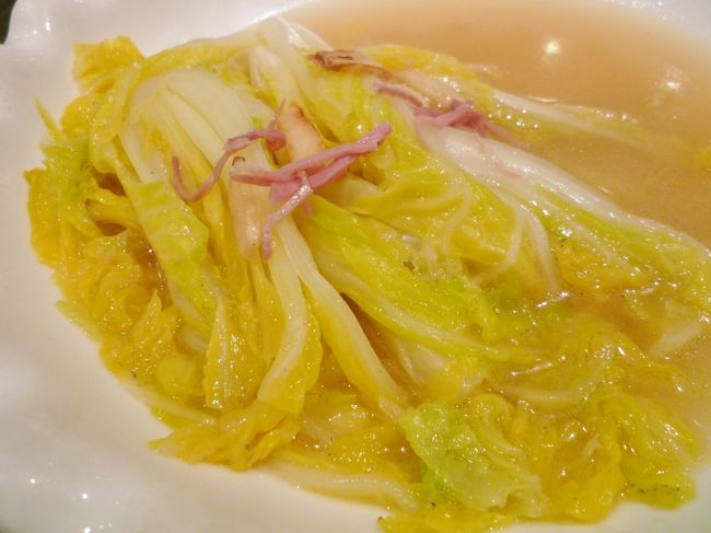 「高山娃娃菜」　26元（360円）<br /><br />金華ハムと上湯で白菜っぽい野菜を優しく煮た一品。<br />葉野菜の自然の甘みがおいしい。<br /><br />