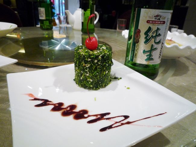 「緑菜香干」　16元（220円）<br />ウマゴヤシと干豆腐の和え物。<br />上海料理の定番前菜。<br /><br />頑張ったオシャレな盛り付けを、缶詰のサクランボ一粒が破壊的にB級におとしめた一品（笑）<br />