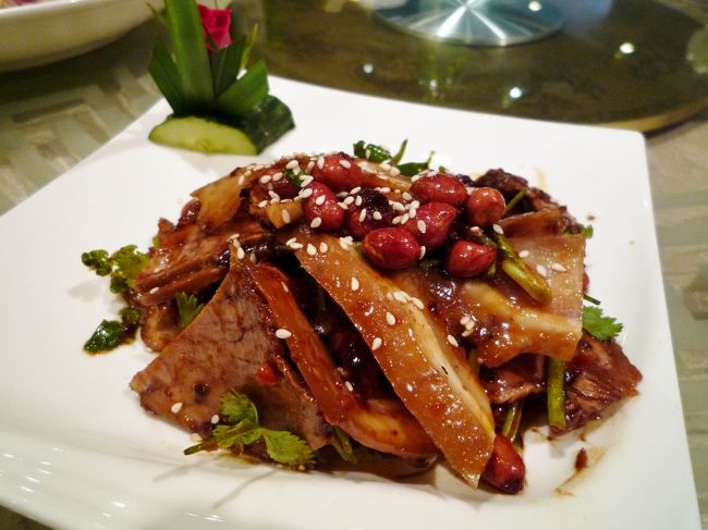 「夫妻肺片」　29元（400円）<br />牛モツの辛味和え<br />牛スネのスライスがおいしい♪<br /><br />この店、以前よりも明らかに盛り付けがオサレになった！<br />ちょっとオサレになりきれてないけど料理人のチャレンジ精神は応援したい。<br /><br />