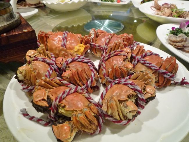 ジャーーン！メインディッシュの登場！<br />「蒸し上海蟹　雌X4、雄X4」<br />購入価格：一杯36元（500円）X8で288元。値切って260元（3600円）に。<br /><br />蒸し代は45元（630円）<br /><br />一杯450円にしてはまあまあ大きいのが買えました♪