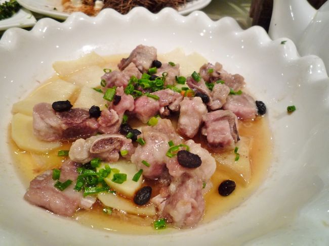 「鼓汁蒸仔排」　48元（670円）<br />スペアリブの豆鼓蒸し<br />脂っこくなくてお肉ホロリ。下ごしらえが丁寧なんでしょう。<br />そして一緒に蒸してあるジャガイモは肉よりもっとおいしかった！<br />骨付き肉の旨味を吸ってホックホクです〜♪