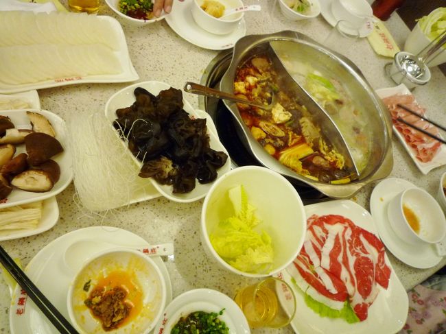 二日目夕食〜<br />水産市場で16時まで飲んでたんで、夜は軽めに鍋〜♪<br />淮海路のデパート巴黎春天の隣に発見した火鍋屋『老鍋底』へ。<br /><br />スープは二色鍋の「鴛鴦鍋底」68元（950円）で注文〜。<br />具材は伝票に個数を書いて注文。