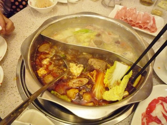 牛スライス、ラム、牛ホルモン盛り合わせ、つみれ盛り合わせ、野菜、キノコ、木耳、春雨などをオーダー。<br />つけダレコーナーがあって、自分で好みのタレを作成。<br />個性が出て楽しい作業♪<br /><br />ノラは赤いほう専門！9歳児は白いほう専門！<br />いろんな香辛料の混じった深みのある辛さが、コレコレって感じです。<br />お鍋ハフハフ・汗かきかき・ビールガブガブ〜♪