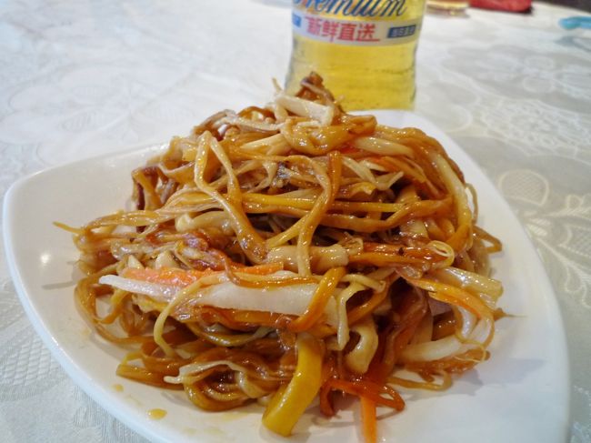 「爽口扣三絲」　18元（250円）<br />メニューからお勧めっぽい前菜を選んでみたんだが。<br />茶色いエノキダケがメインのあっさり冷菜。<br />味も見た目もなめ茸っぽい？