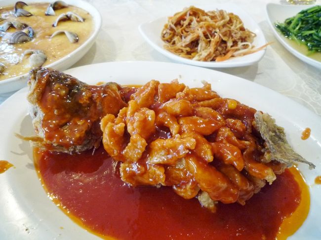 「松子魚」　68元（950円）　川魚の甘酢あんかけ<br />きれいなハリネズミ形にカリッと揚がってます！<br />お魚が肉厚で、カリッ、ホクッとうみゃい〜〜♪<br />甘酢ダレもうまい！<br />お子様向けな甘甘な味付けじゃなくて、ちゃんと酸味が効いててあと引く味。<br />ハズレだと魚が泥臭いことがあるけど、これは一切臭みなしで大当たりでした〜♪<br />