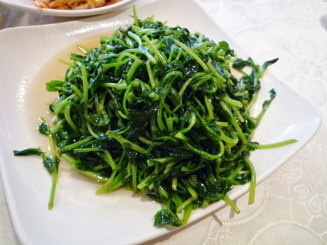 「清炒豆苗」　18元（250円）　<br />アンパイ定番メニュー<br />豆苗のさわやかな香りがうれしい♪<br />量もたっぷり、シャキシャキでうまい！<br /><br />日本の中華料理屋だとこういう青菜炒めがなぜ1000円近くするのか不思議。。。