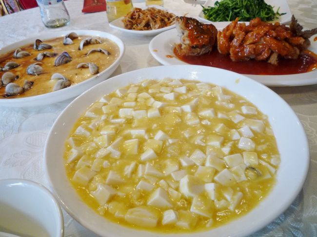 「蟹粉豆腐」　48元（670円）<br />メニューになかったんだけど、服務員に聞いたらあるっていうんで口頭注文。<br />すんごい時間かかって出てきたのと、かなり薄いカニ味噌の感じからすると、注文してから味噌をほじくりだして作ったか？<br />まずくはないけどおいしくはなかった。<br />舌触りがざらつくし、片栗粉多めなのも残念。<br /><br /><br />