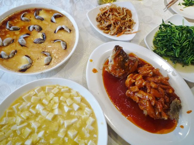 二人（＋乳児）の朝食とは思えないラインナップ（笑）<br />黄河路美食街は、適度な場末感でダラダラ朝ビールしたい人にはお勧め！<br />24時間営業なので早朝からでも飲めるよ〜<br /><br />料理5品にサントリービール大瓶1本15元（210円）3本飲んで、〆て227元（3150円）也。<br />