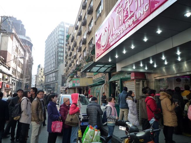 お向かいの『小楊生煎館』も負けてはいませんよ〜！<br />http://www.shanghainavi.com/food/319/<br /><br />こちらは次々に焼いてさばけるので列は長くても待ち時間は案外短め。<br />約10分で焼き立て生煎ゲット！<br />