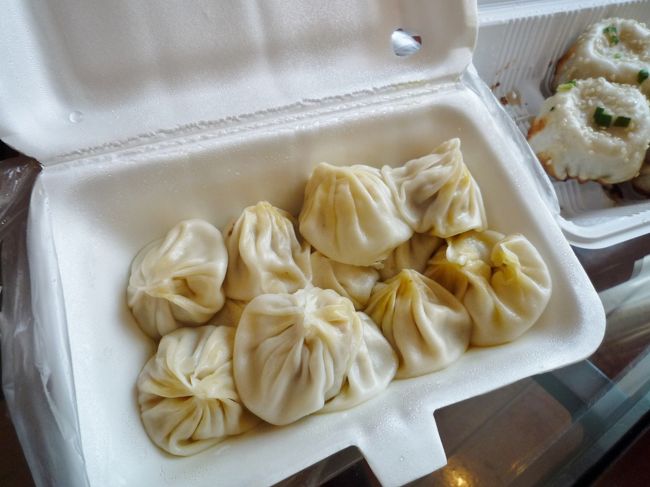 子連れだからホテルで食べましょう♪<br />ホテルのお部屋でいざオープン！<br /><br />「蟹粉鮮肉湯包」　27元（370円）　蟹入り小龍包<br />2007年の初訪問時は16.5元（230円）だったので、5年で1.6倍の値上がり率。まあそんなもんか？<br />あちゃ〜〜やっぱ打包にしちゃうと、案の定、汁が汁が〜〜〜・・・（ああ無残）<br />奇跡的に破れていないやつはいつも通りにタップンタップン。<br />おいしいけど、やっぱ店内でホッカホカの蒸籠から出来立てを頬張るほうが断然うまいわ。<br /><br /><br /><br /><br />